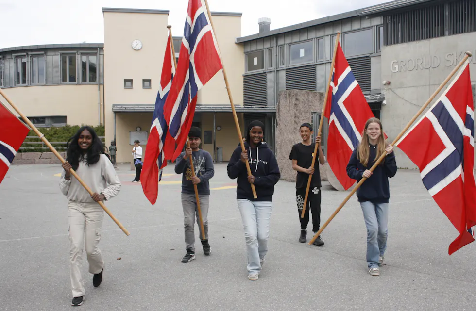 FLAGGER I VINDEN: Grorud skole får gå som nummer to i årets barnetog i sentrum. Det gleder flaggborgen med Tansi (13, f.v.), Fardin (12), Yusra (13), Aleksander (13) og Marie (12) seg til å få oppleve.