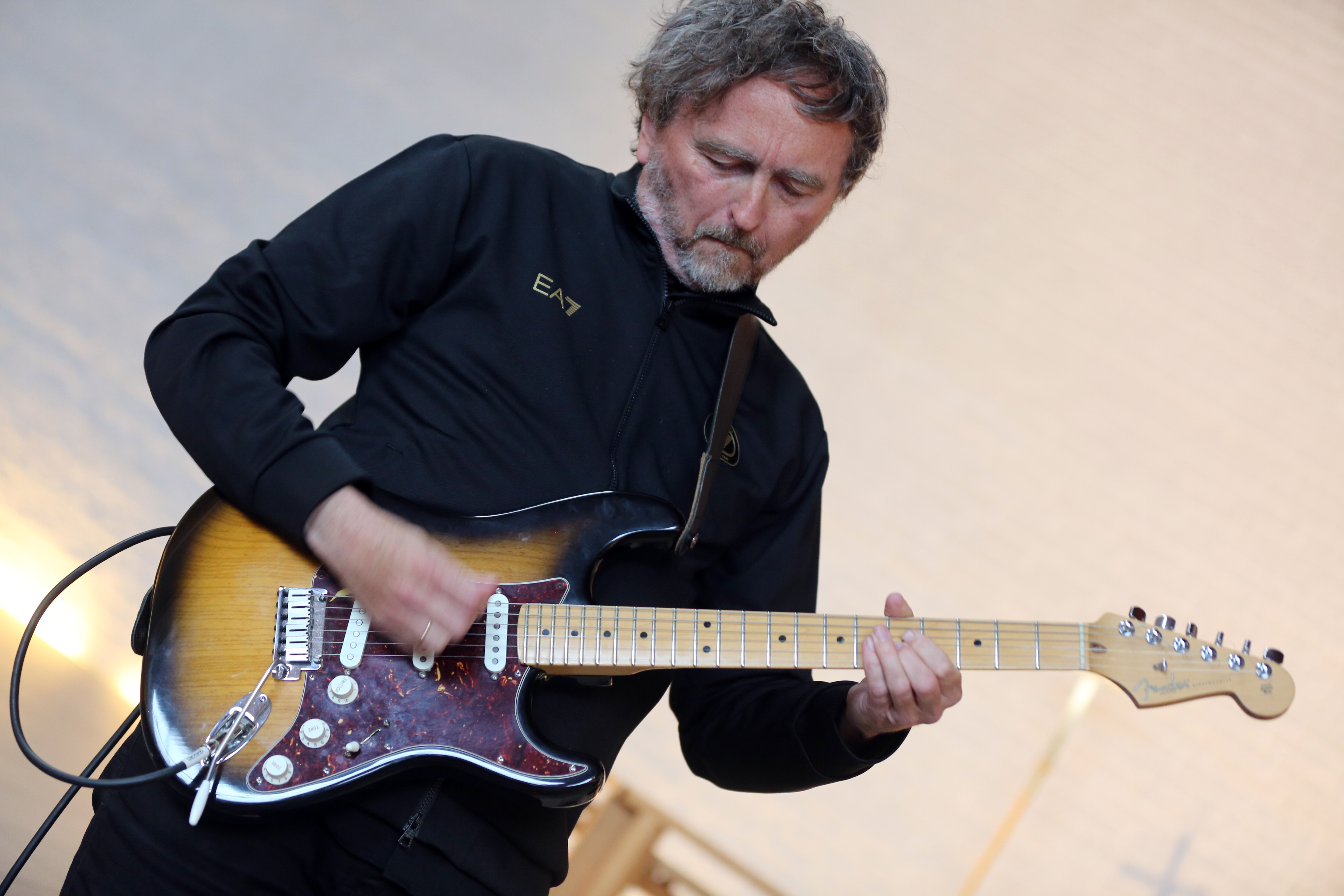 STORT GITARSPILL: Knut Bjørnar Asphol trakterte som vanlig sin el-gitar på fremragende vis. Stor musikk!