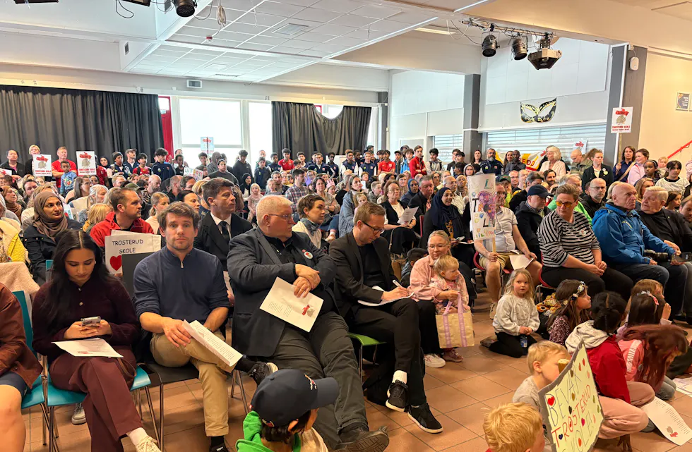 TRANGT OM PLASSEN: Det var mange som rett og slett måtte ta til takke med ståplass da hele Haugerud samlet seg til folkemøte.