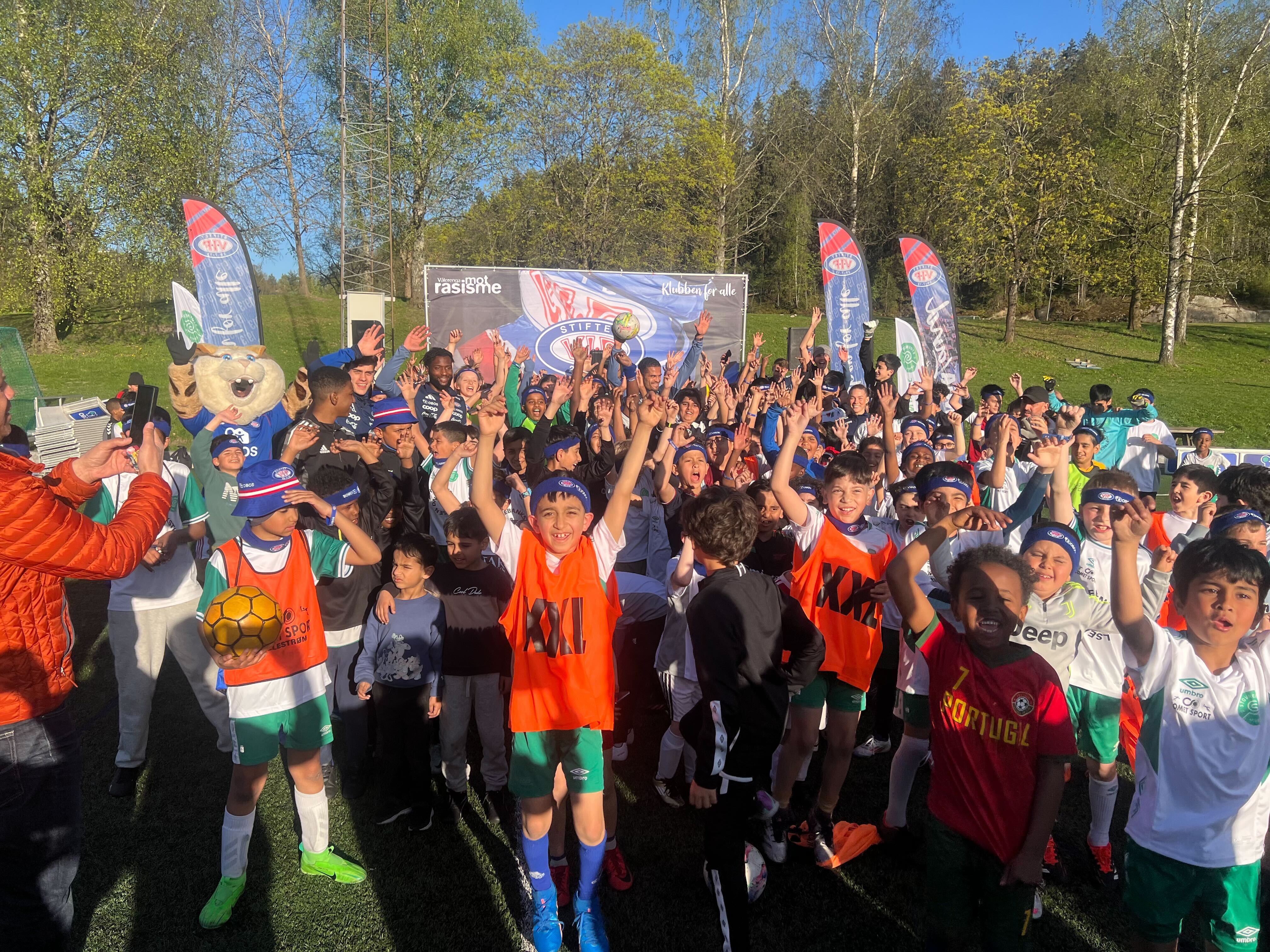 FOTBALLFEST PÅ ROMMENSLETTA: Over 200 barn fylte kunstgresset da Engaland kom til Stovner - med fotbballglede, stjerner og minner for livet. 
