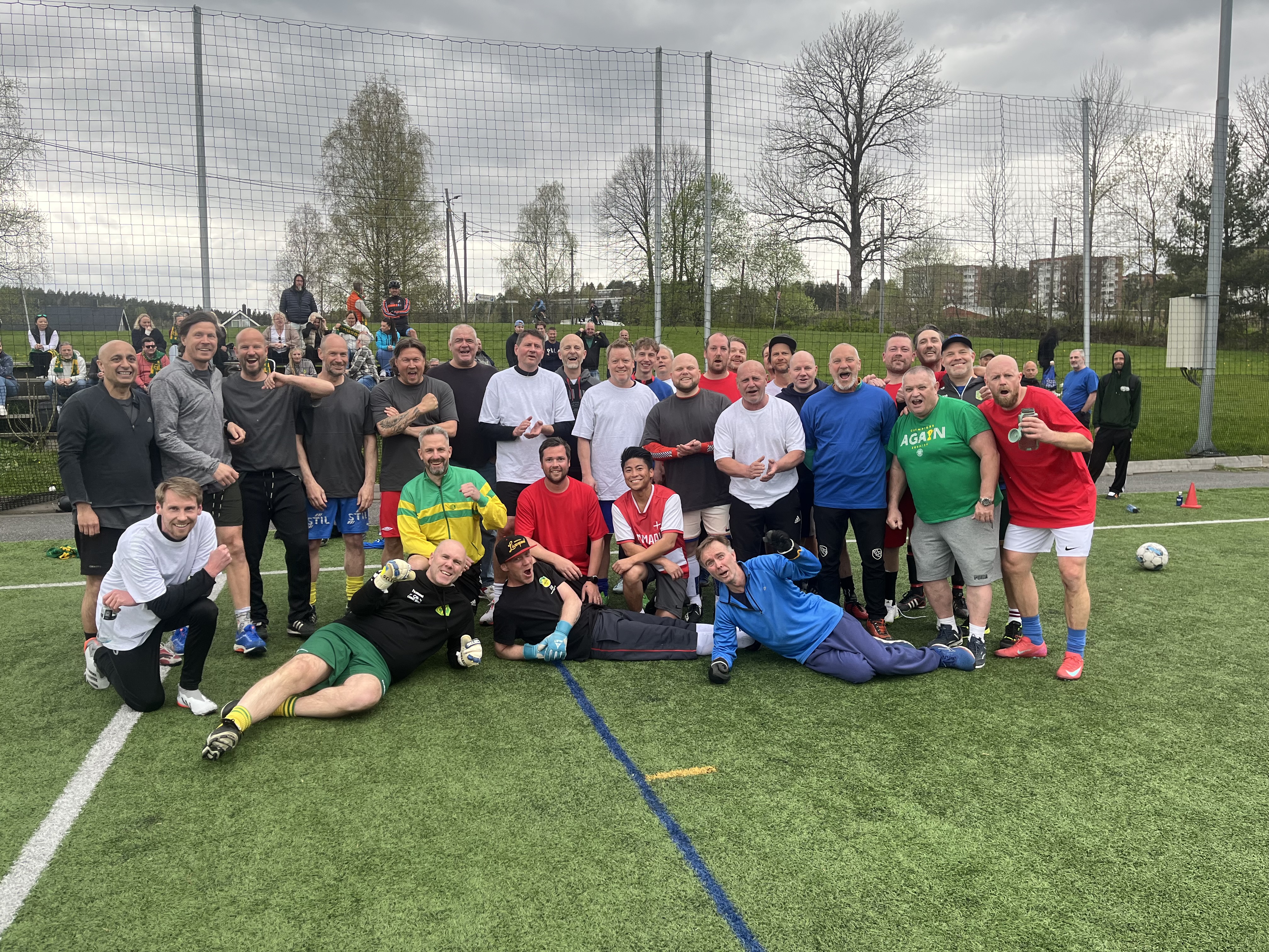 SMIL OG SAMHOLD: Rundt 40 tidligere og nåværende Ellingsrud-spillere stilte opp til jubileumscupen – noen møttes igjen for første gang på over 40 år.