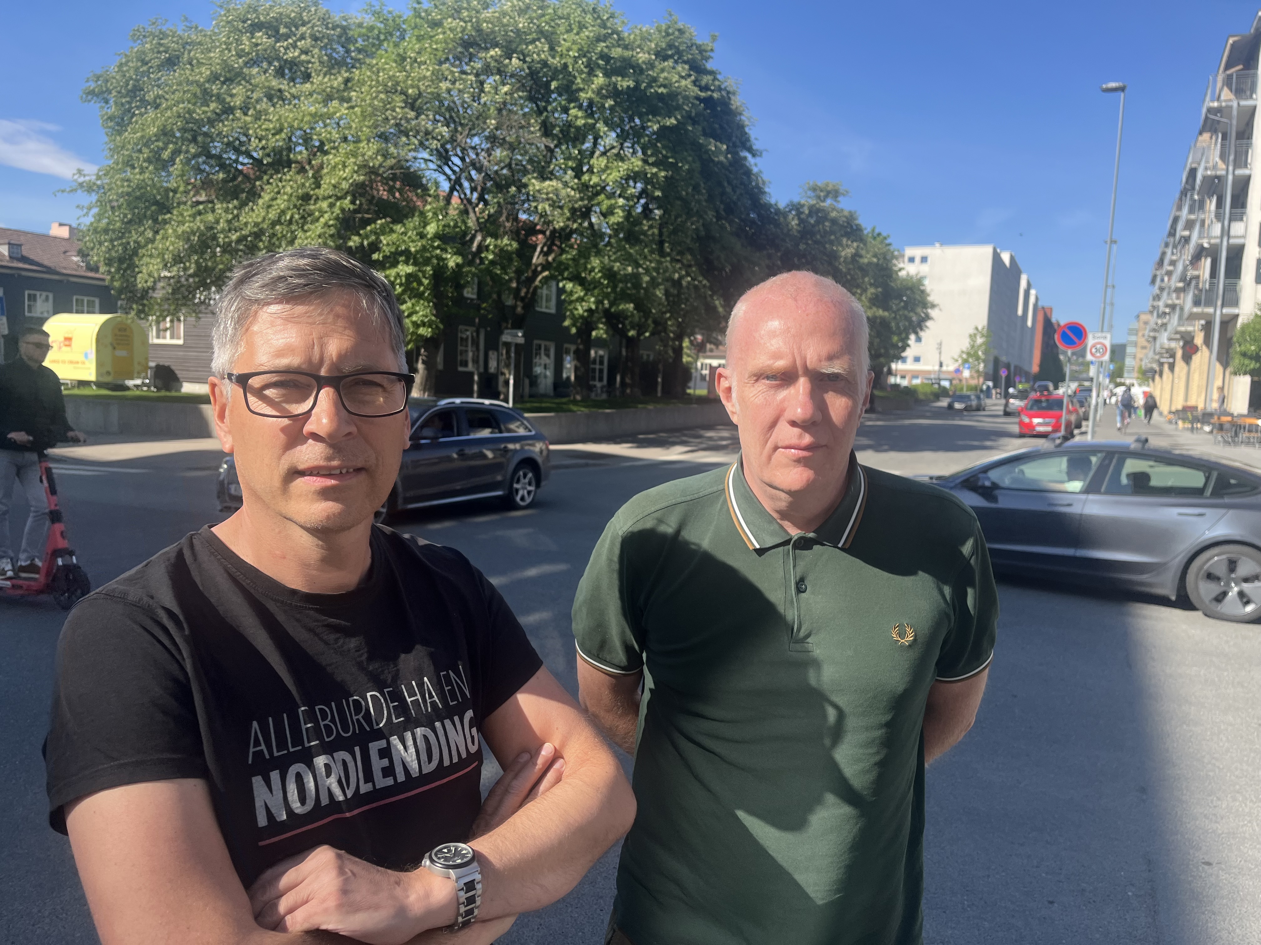 ENGASJERER SEG: Harald Wiik (t.v.) og Martin Holmberg mener tiden er overmoden for å få ned gjennomgangstrafikken i området. Her står de ved det kaotiske krysset mellom Lørenveien og Peter Møllers vei.