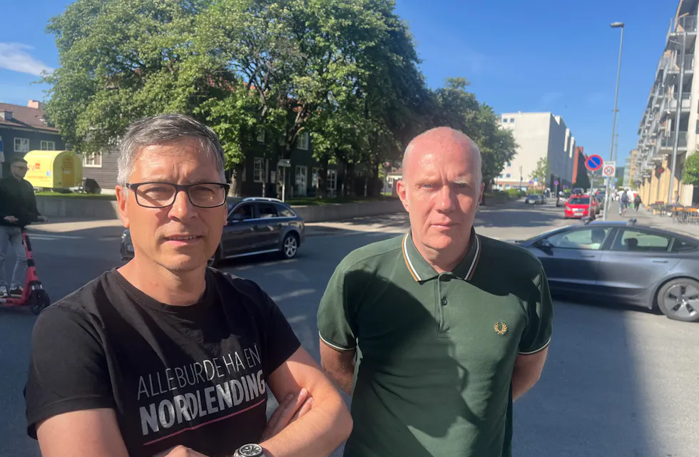 ENGASJERER SEG: Harald Wiik (t.v.) og Martin Holmberg mener tiden er overmoden for å få ned gjennomgangstrafikken i området. Her står de ved det kaotiske krysset mellom Lørenveien og Peter Møllers vei.