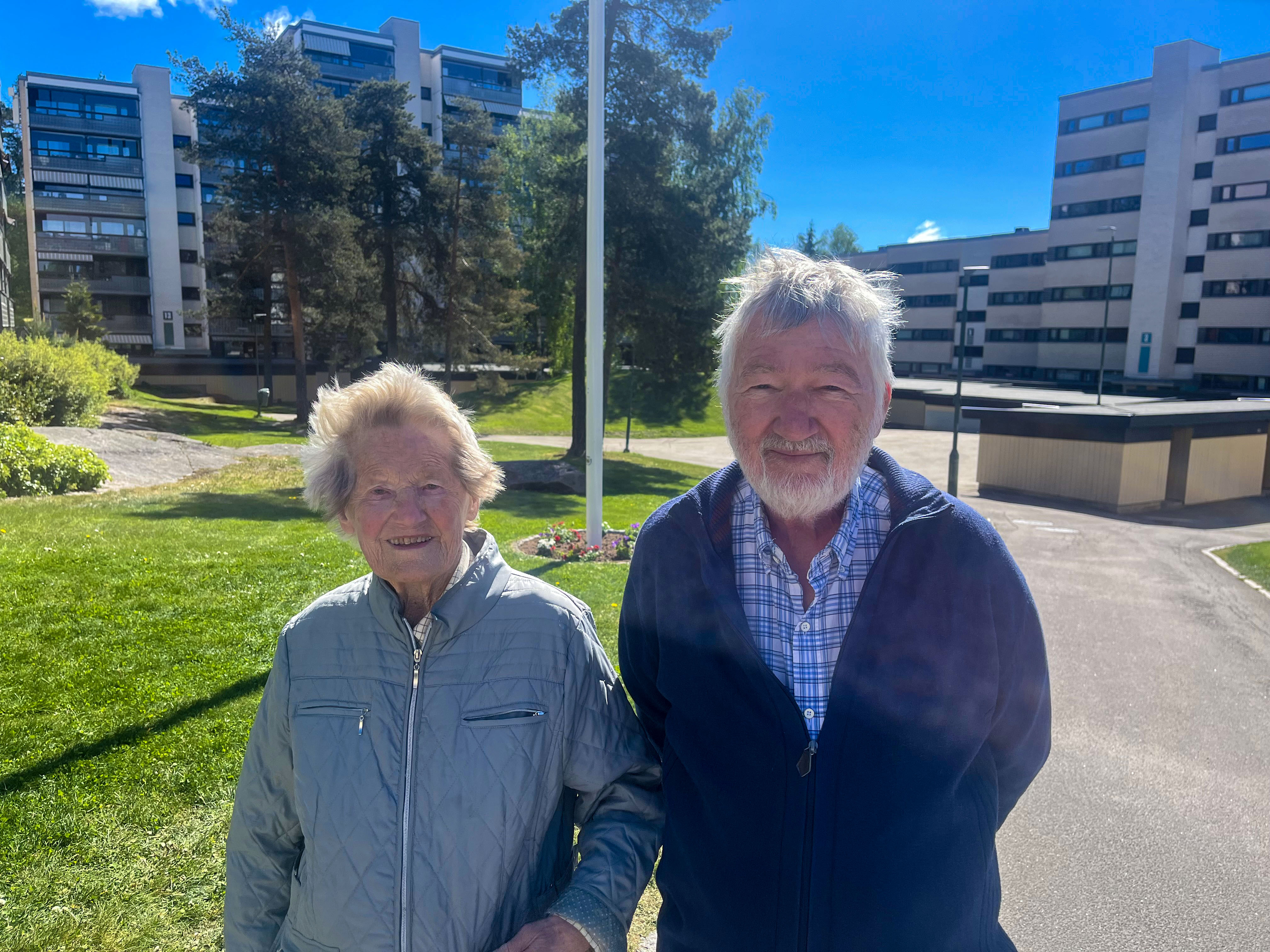 STOLTE NABOER: Tiurleiken-beboere Else Rosenberg og Trond Vatne takker lokalsamfunnet for god innsats etter dugnad.