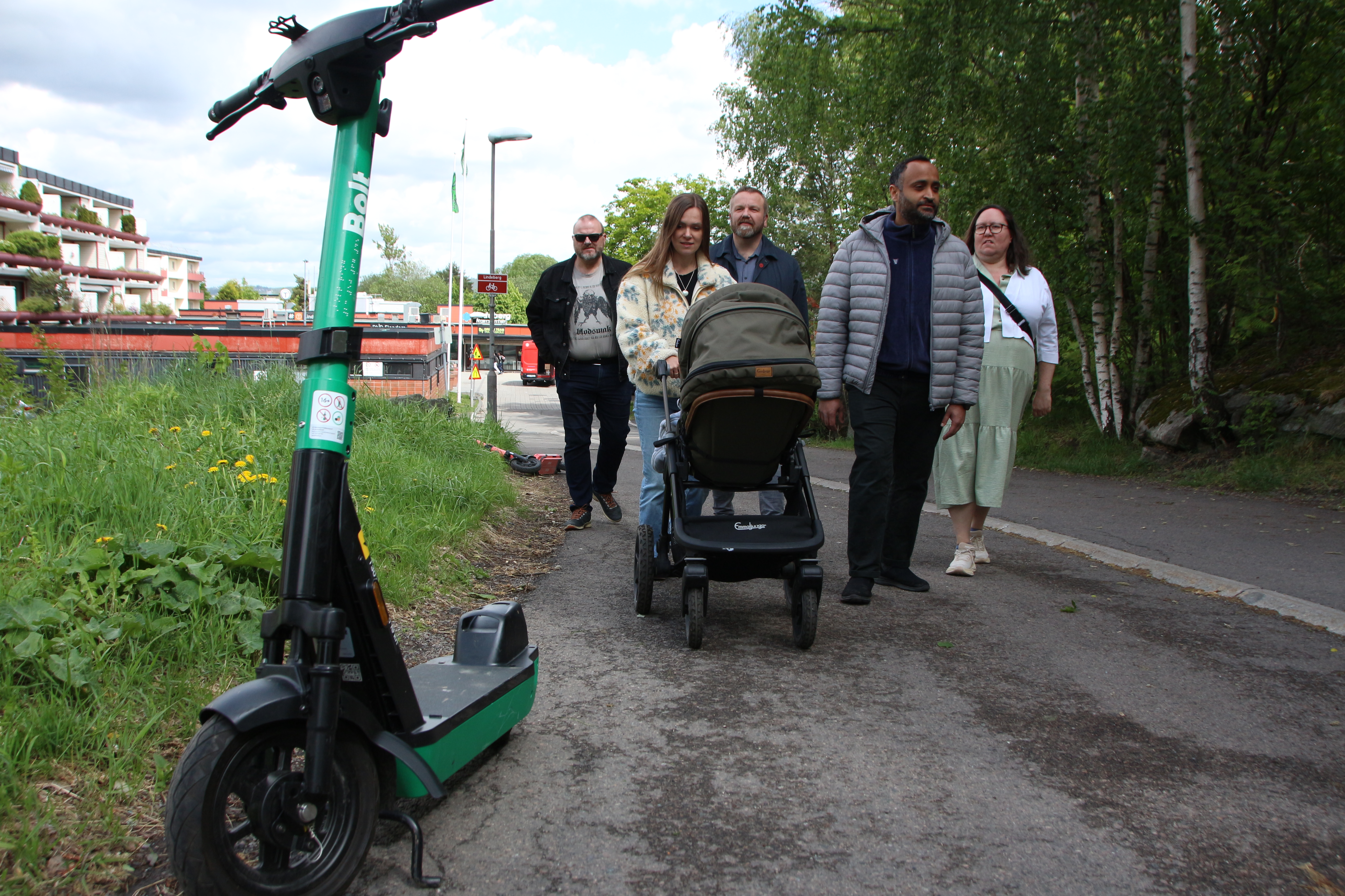 UTE AV KONTROLL: 8000 sparkesykler har inntatt ytre by og Groruddalen siden 1. april. Frustrerte lokalpolitikere hadde aldri noe de skulle ha sagt, og blir nå vitne til utallige farlige situasjoner, og et salig trafikkaos langs gangveier og ved holdeplassene. 