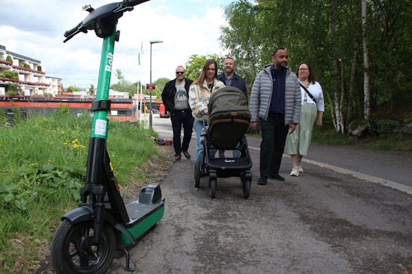 UTE AV KONTROLL: 8000 sparkesykler har inntatt ytre by og Groruddalen siden 1. april. Frustrerte lokalpolitikere hadde aldri noe de skulle ha sagt, og blir nå vitne til utallige farlige situasjoner, og et salig trafikkaos langs gangveier og ved holdeplassene.