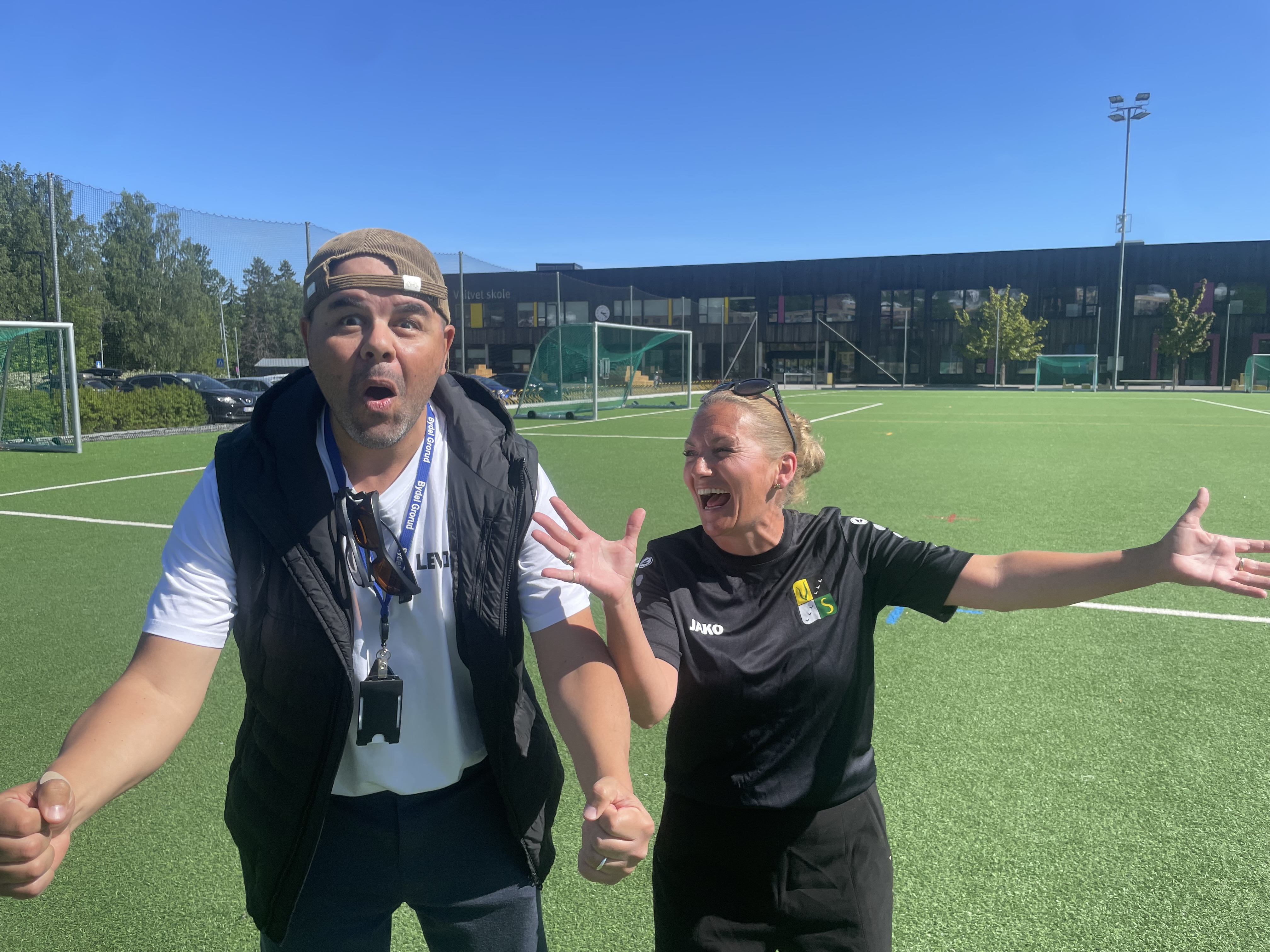 FOTBALLFEST PÅ VEITVET: Halim Saghir og Ane Sjøblom Stensø er to av ildsjelene bak årets sommercup på Veitvet. De lover både fotballfest og nye innslag i år.