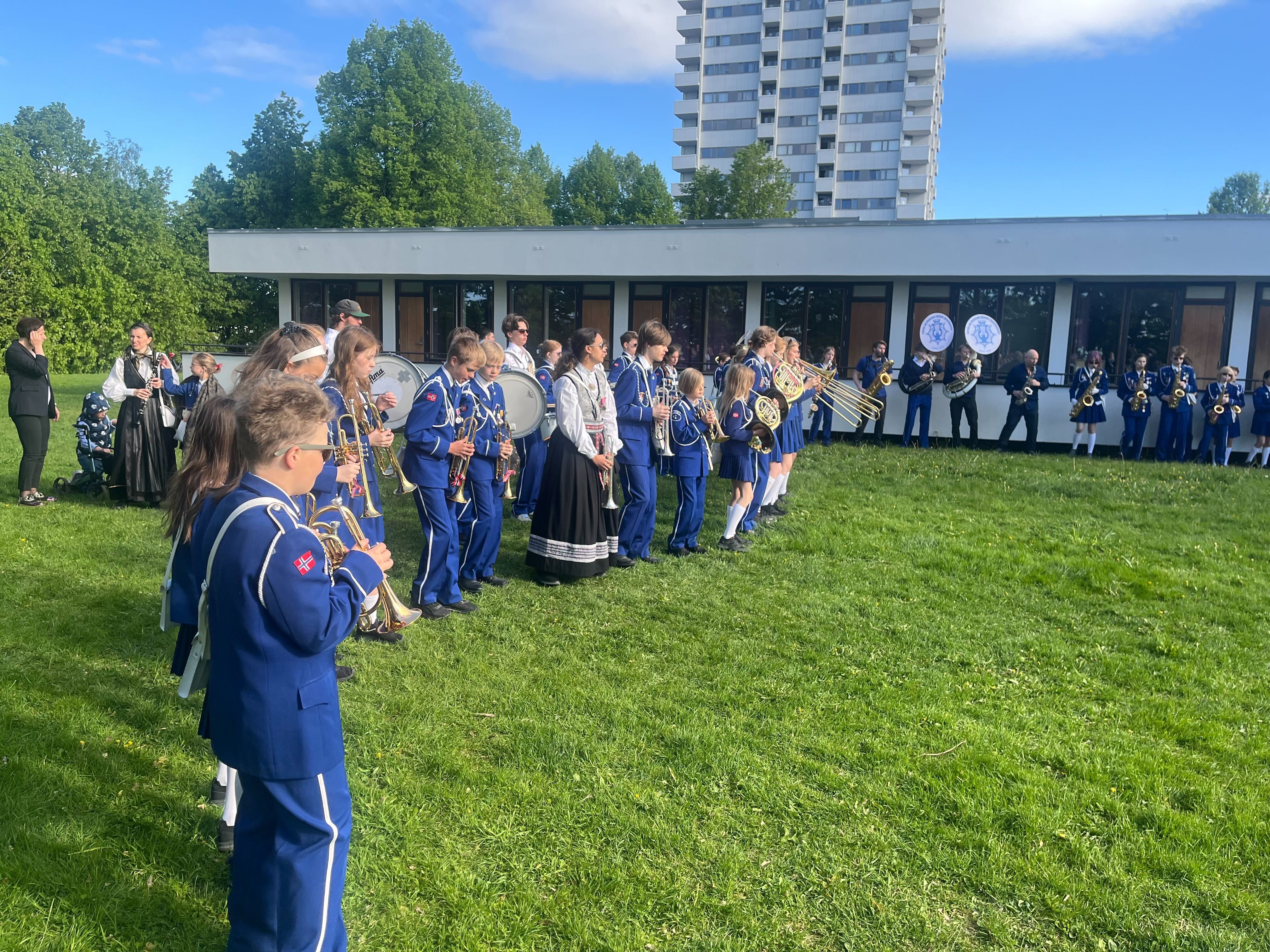 Løren og Refstad skolekorps spilte for beboere og ansatte ved Økernhjemmet på 17. mai.