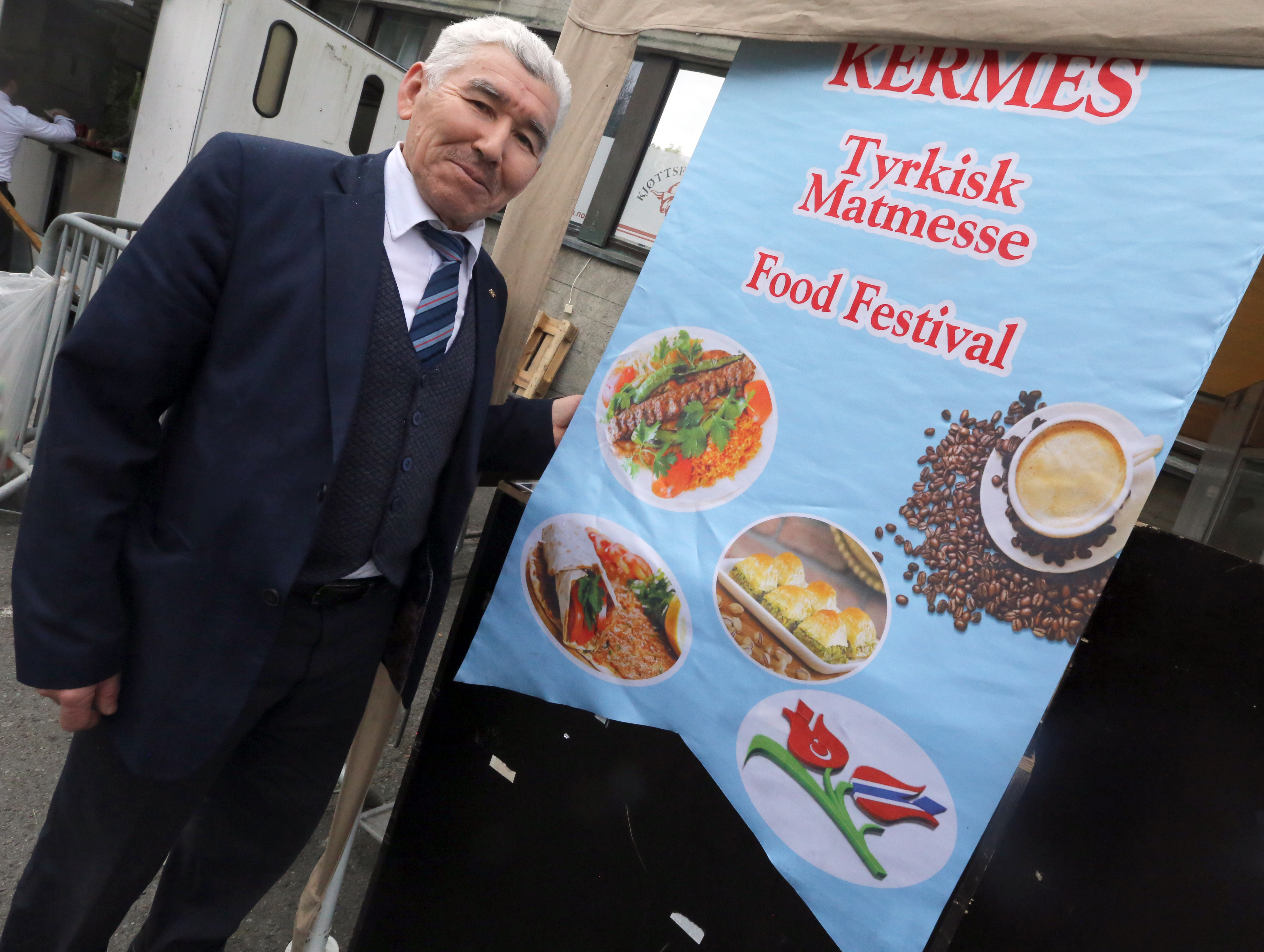 Abdullah Tanatar ønsker velkommen til Tyrkisk Matmesse på Rødtvet – et årlig arrangement som byr på smakfull mat og kulturelt fellesskap for hele byen.