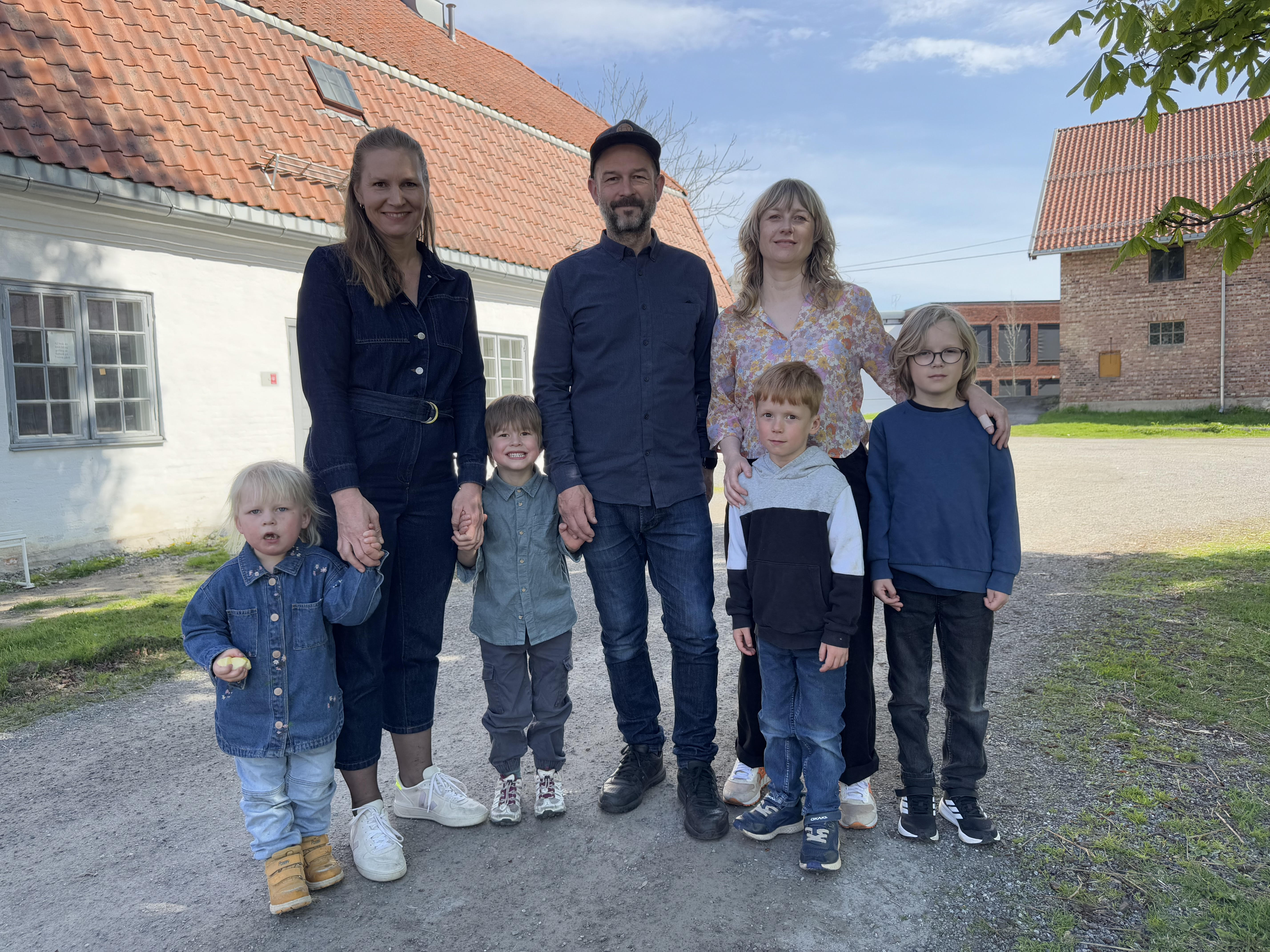 JUBEL PÅ TVEITA: Den staselige gårdsperlen Tveten gård kan bli enda mer innholdsrik med en ny Deichman-filial på gården. Her med Mattis (f.v), Bjørn Kjetil Undem, Cecilie Breivik Hansen, Pelle, Jon, Elida og Kjersti Kanestrøm Lie.