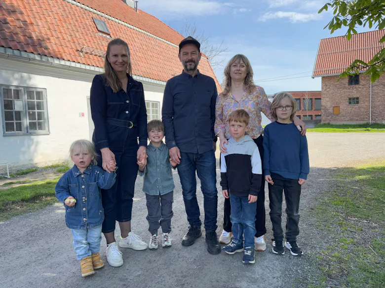 JUBEL PÅ TVEITA: Den staselige gårdsperlen Tveten gård kan bli enda mer innholdsrik med en ny Deichman-filial på gården. Her med Mattis (f.v), Bjørn Kjetil Undem, Cecilie Breivik Hansen, Pelle, Jon, Elida og Kjersti Kanestrøm Lie.