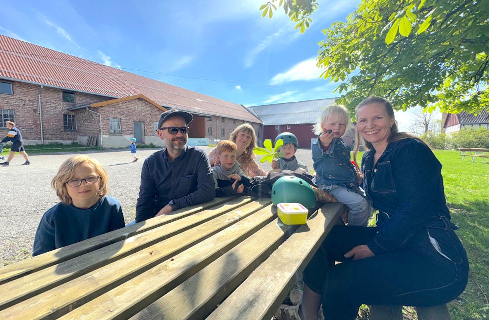 JUBEL PÅ TVEITA: Den staselige gårdsperlen Tveten gård kan bli enda mer innholdsrik med en ny Deichman-filial på gården. Her med Mattis (f.v), Bjørn Kjetil Undem, Cecilie Breivik Hansen, Pelle, Jon, Elida og Kjersti Kanestrøm Lie.