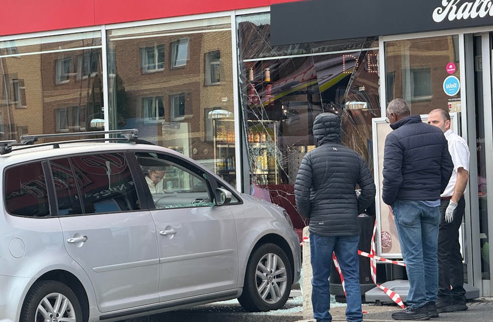 DRAMATISK: Ingen kom til skade da en bil kjørte gjennom vinduet til Deli De Luca på Kalbakken. En teori er at føreren av bilen var ruspåvirket.