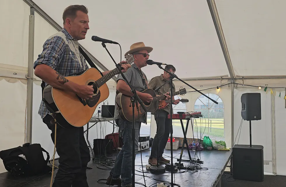 BRA TRØKK: Roy Lønhøiden og hans medmusikanter fikk fort opp stemningen i teltet: Foto: Jonn Johansen.