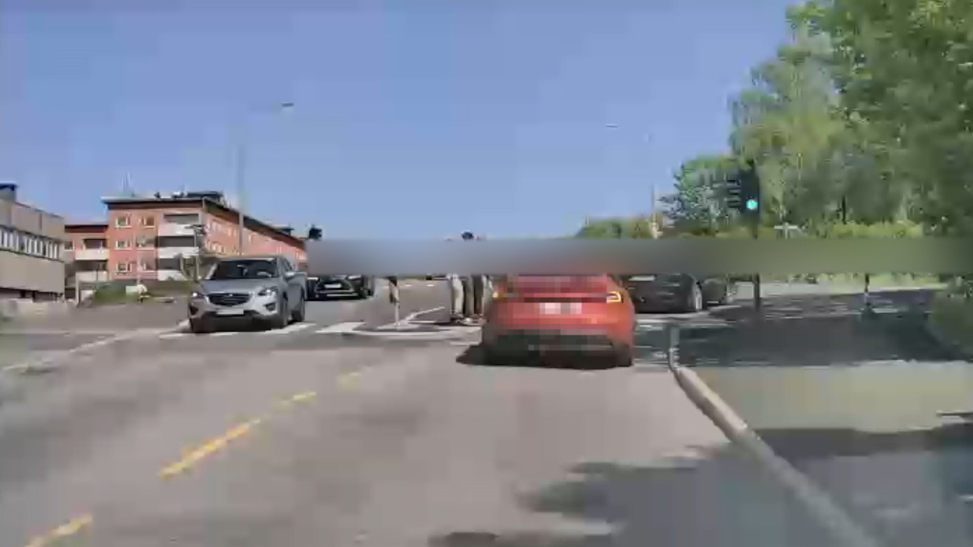 DRISTIG: Elsparkesykkelen kjører på rødt lys og skal være glad bilistene var årvåkne. 