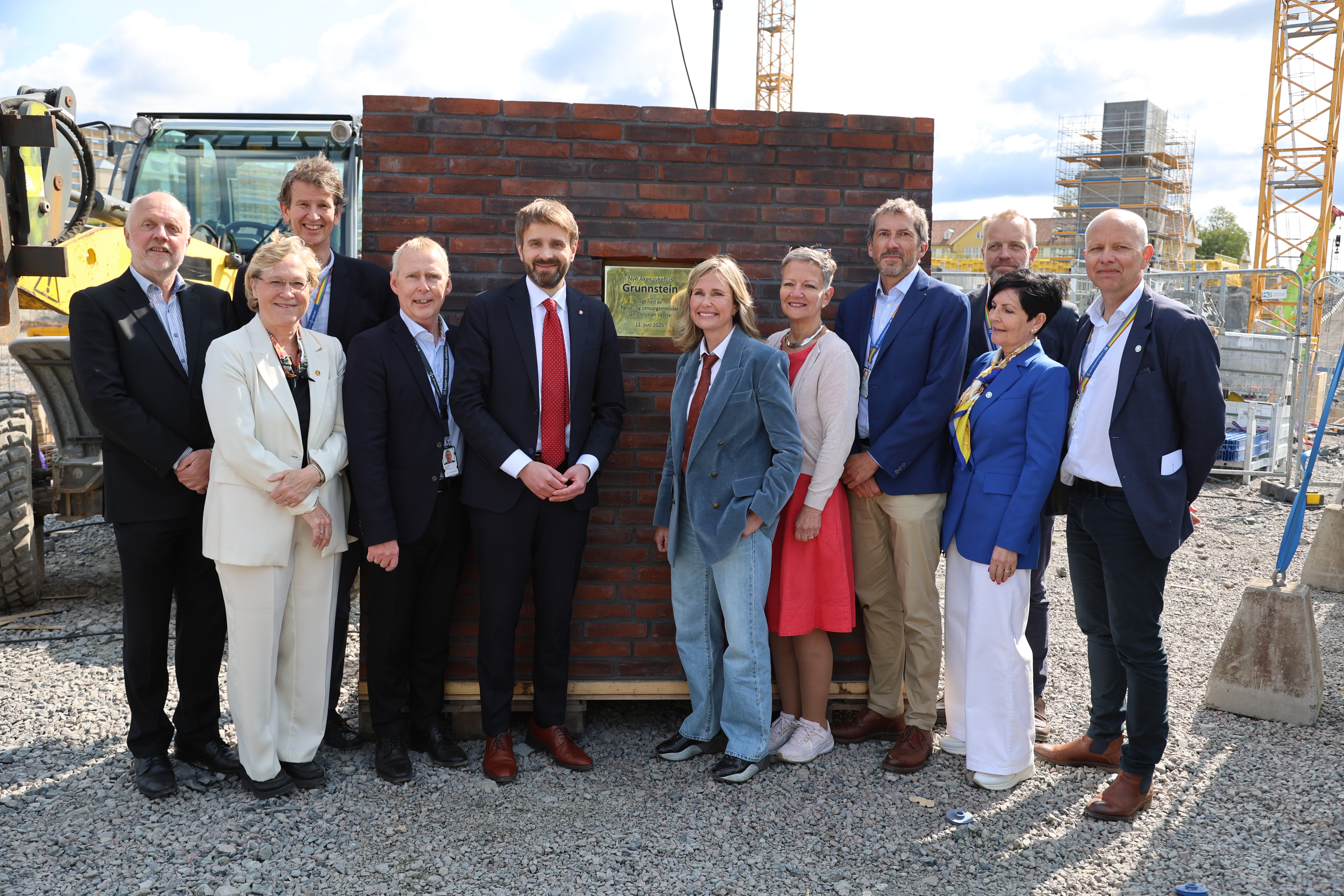 ETT SKRITT NÆRMERE: Onsdag kunne den forgylte grunnsteinen settes på plass. Den er lovet en sentral og synlig plass i det ferdige sykehusbygget. Her fra venstre: Dag Bøhler (HSØ Prosjektorganisasjon), Hanne Harbo (UiO), Terje Rootwelt (HSØ RHF), Karl Otto Jansen (Sykehusbygg), helse- og omsorgsminister Jan Christian Vestre, ordfører Anne Lindboe, programleder Sigrid Rannem (OUS), overlege Morten S. Selle (PHA), leder av brukerutvalget i OUS Erna Hogrenning, klinikkleder i klinikk psykisk helse og avhengighet Petter Andreas Ringen (OUS) og adm. dir i OUS Bjørn Atle Lein Bjørnbeth. 