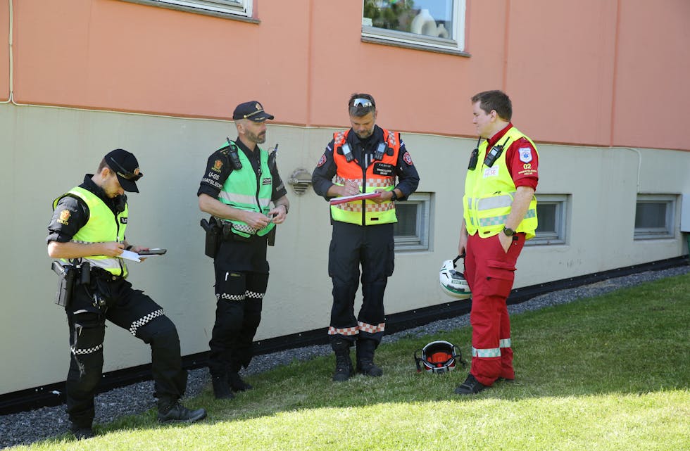 FULL KONTROLL: Innsatsleder brann, Bjørn Kristian Bratlie (rødgul vest), kunne fortelle Akers Avis Groruddalen at alt var under kontroll.