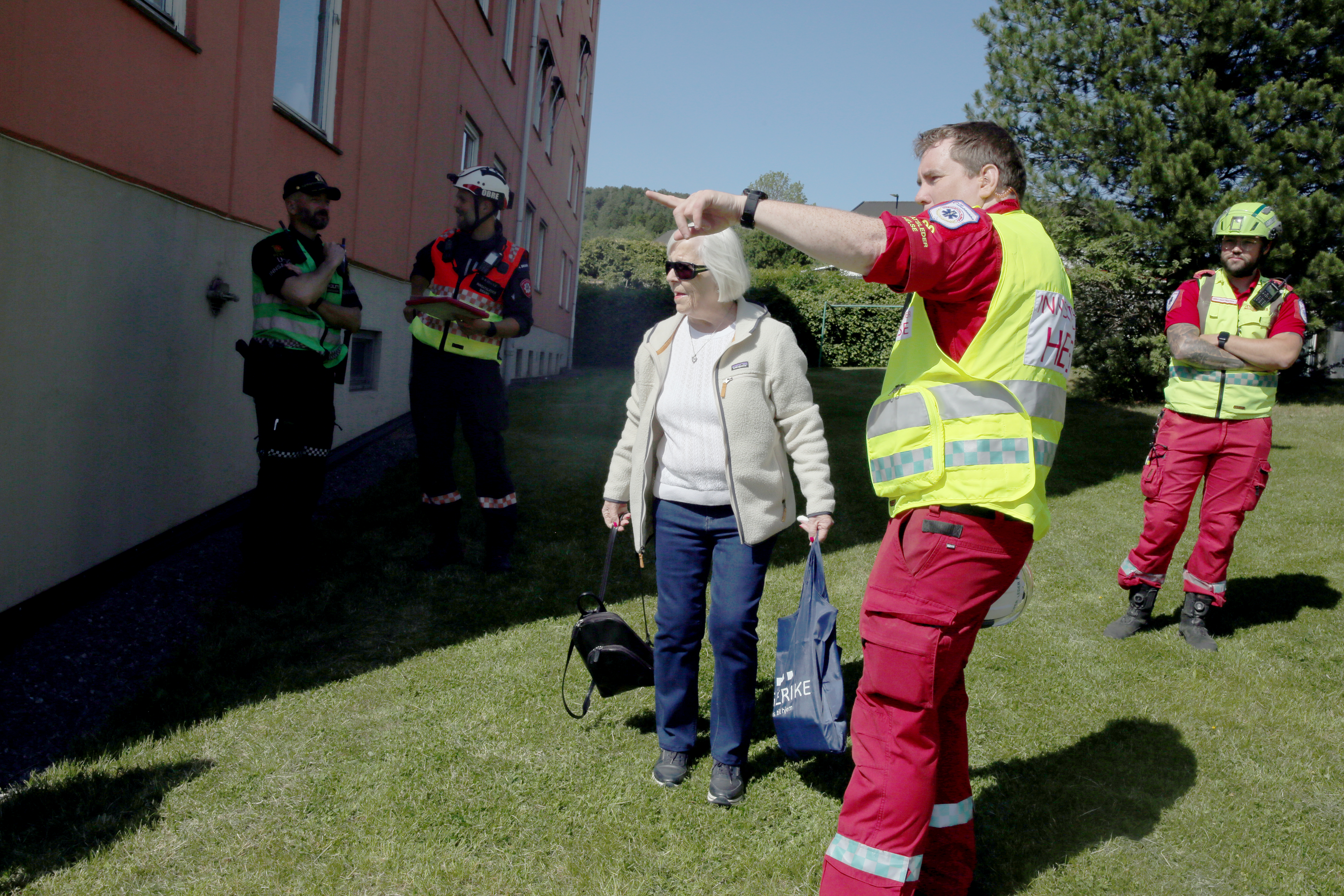 FOLKELIG ORGANISERING: Etter hvert som beboerne i blokka kom hjem, ble de tatt hånd om og registrert.
