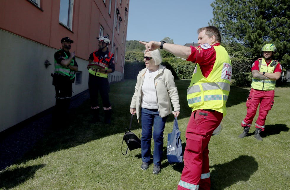 FOLKELIG ORGANISERING: Etter hvert som beboerne i blokka kom hjem, ble de tatt hånd om og registrert.