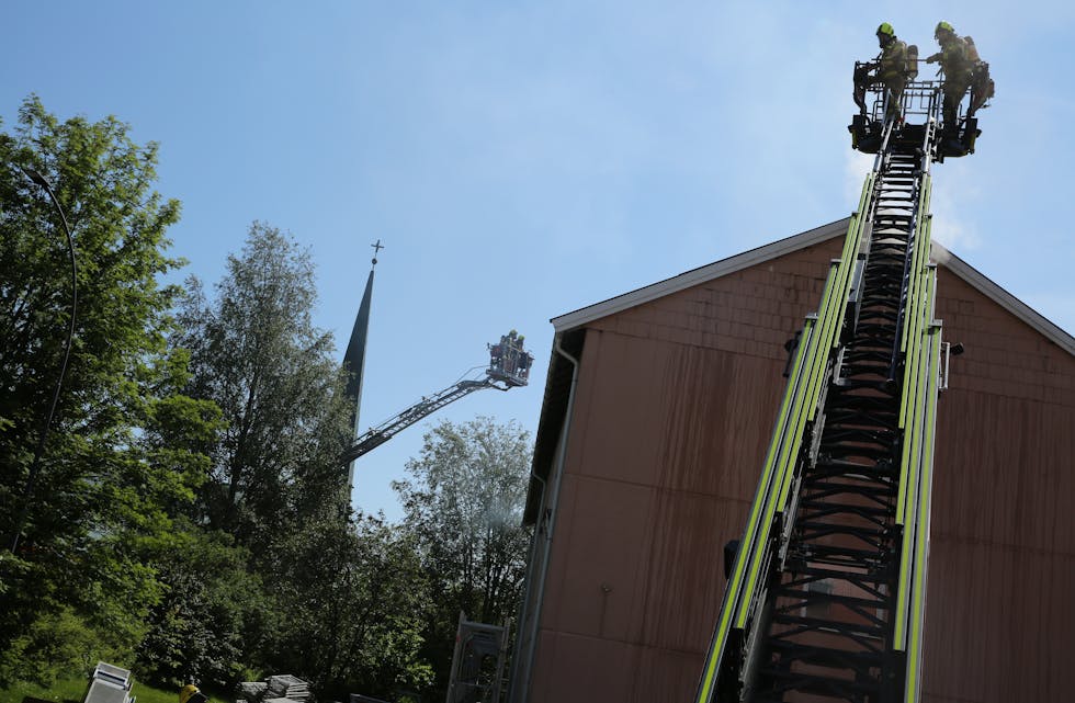 VED KIRKEN: Det var på loftet i blokka aller nærmest Tonsen kirke det brant.