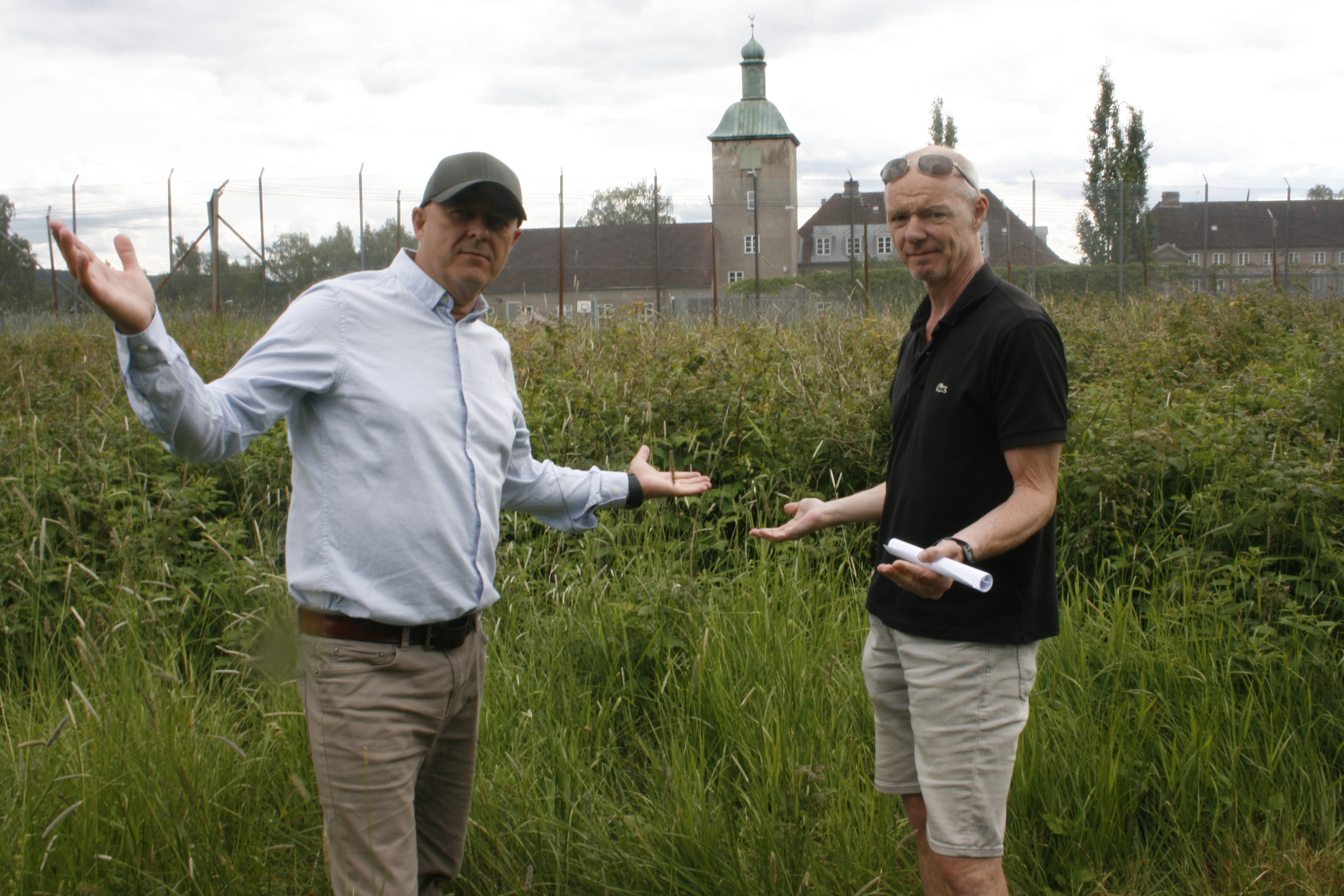 STORT TAP FOR NÆRMILJØET: Villbringebærkrattene øverst ved fengselsgjerdene vil bli noe av det nærområdet vil tape om Statsbygg får vilja si. Odd Arne Eriksen (t.v.) og Roger Nyborg reagerer på at de igjen må ta opp kampen for å bevare nærmiljøet.
