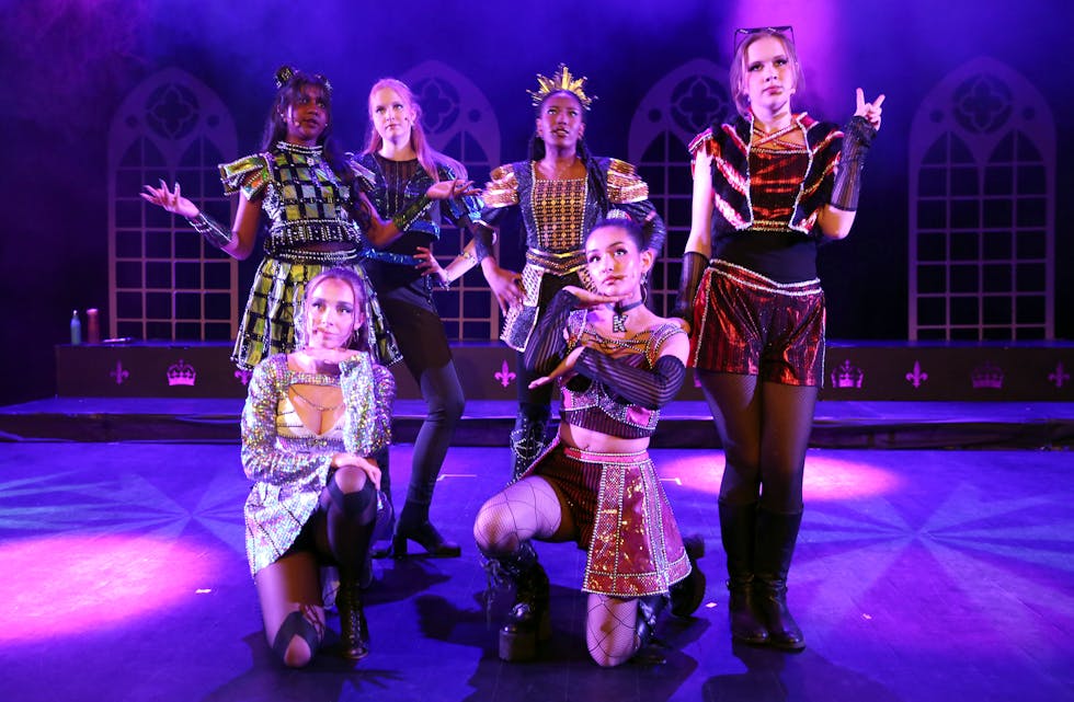 MUSIKALSKE DRONNINGER: Anita Pratheep (17 b. f. v.) som Anne Boleyn, Cecilie Meek Engebretsen (14) som Catherine Parr, Pamela Otomi (18) som Catherine of Aragon og Frida Lillerud (14) som Anne of Cleves). Alide Helene Myrberg (15 f. t. v.) som Jane Seymour og Jocelyn Ines Leon (17) som Catherine Parr.