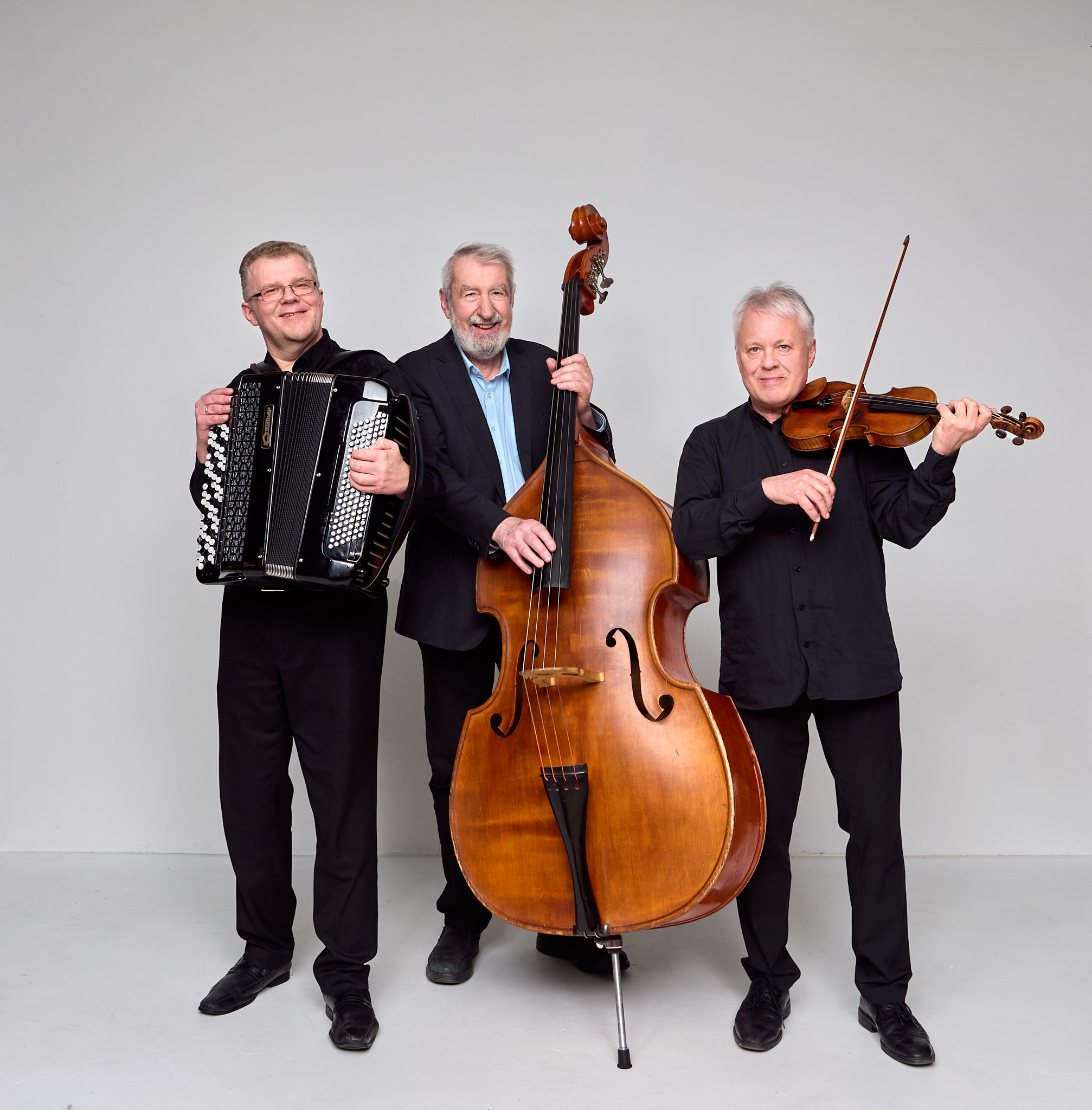 Arvid Engegård (fiolin), Håvard Svendsrud (trekkspill) og Svein Haugen (kontrabass) gleder seg til å fylle Barokksalen på Linderud gård med varme toner og smittende spilleglede. Foto: Ragnhild Elnæs/Kolonihaven.