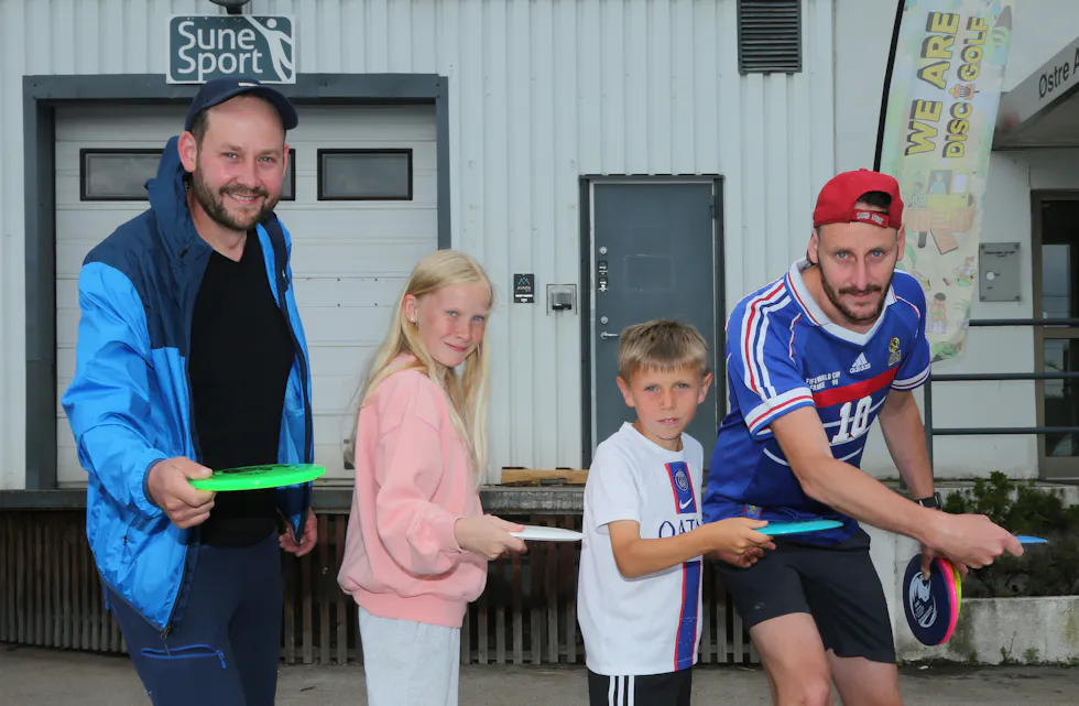 KASTENDE FAMILIE: Nicolas Mangion (f. v.) er en habil diskgolfspiller. Det er ikke broren Christophe. Han var hos Sune sport for å kjøpe de første diskgolfer til seg selv, datteren Olivia (11) og sønnen Maxime (8). De hadde ingen anelse om at verdens beste utøver i sporten egentlig skulle ha vært på besøk hos Sune Sport.