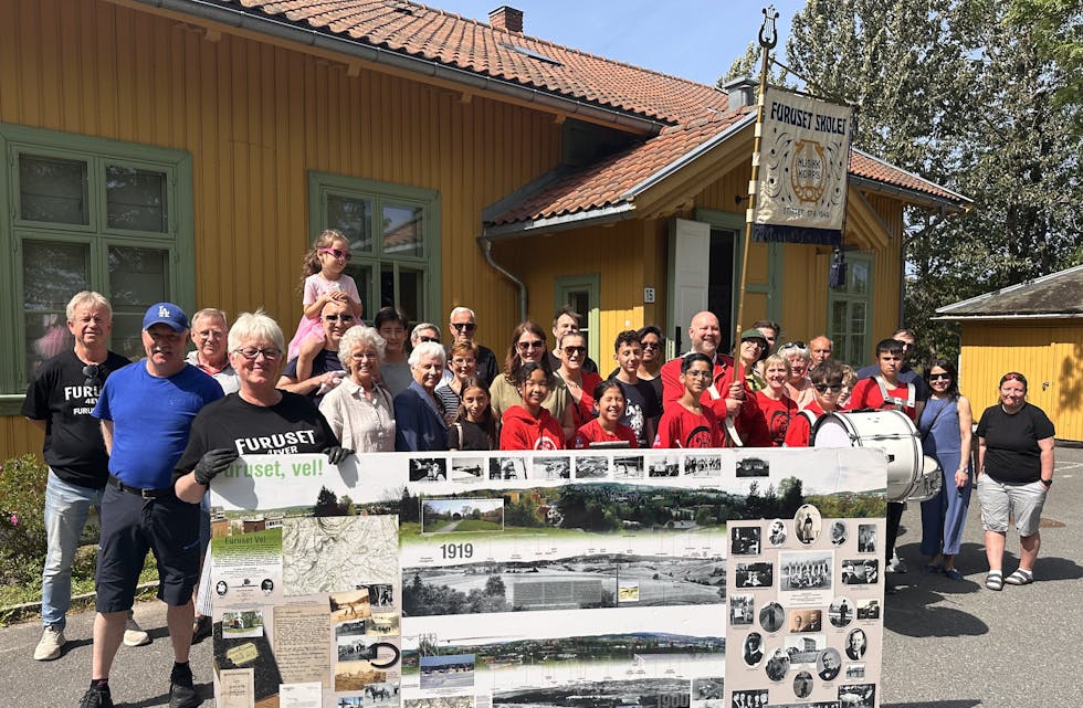 SERVERTE HISTORIE: Furuset Vel var en av medarrangørene i Furuset Nabolagsfestival. Foreningen hadde omvisning i gamleskolen fra 1861 og viste Furuset-bilder og filmsnutter fra 1900 og fram til i dag. I tillegg serverte de kaffe og nystekte vafler.
Furuset skoles musikkorps spilte ved åpningen. Furuset hagelag viste fram hagen og delte ut blomsterfrø.
