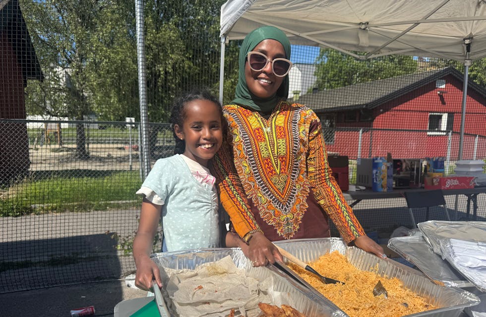 NAM NAM: Det krydde med matboder og lekre retter fra alle verdenshjørner. Asma med datteren Shifa sto for somaliske retter. Undertegnede var innom alle matbodene og prøvesmakte godbitene.