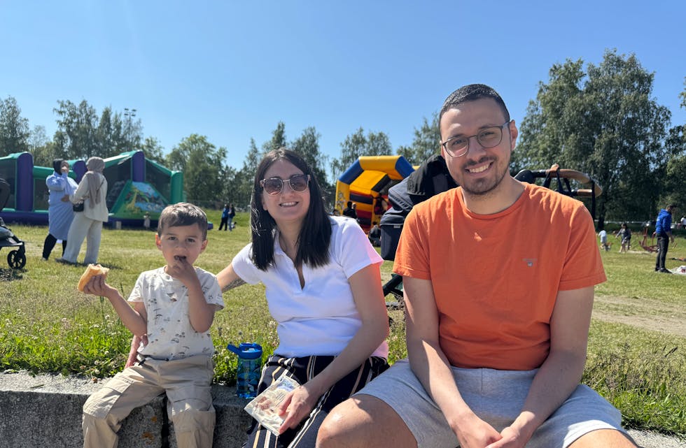 MER AV DETTE: Mohamed med kona Stefania og sønnen Samir hadde en liten matpause da avisa snakket med dem. Furuset nabolagsfestival ga mersmak, sier de.