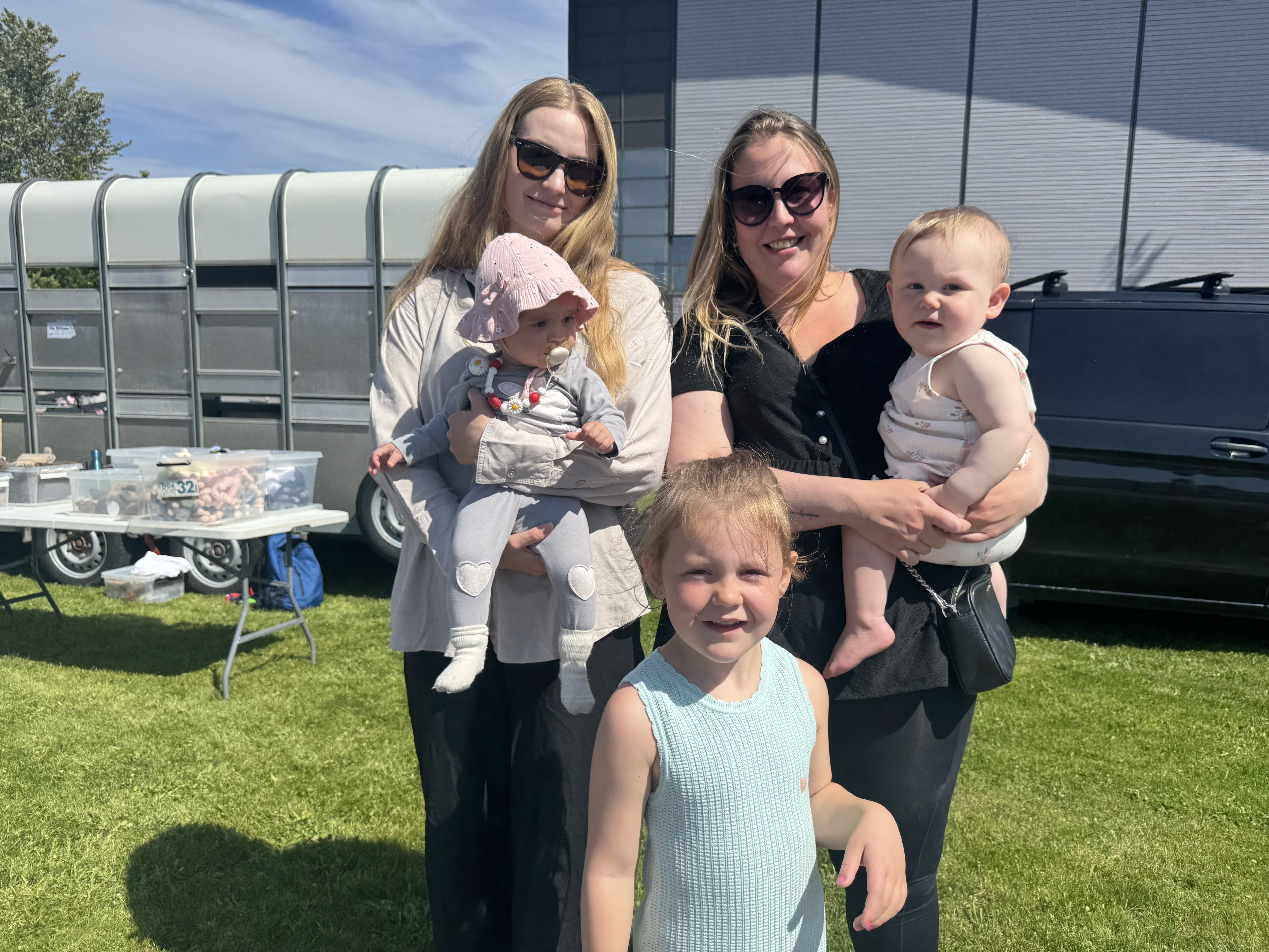 NABOER PÅ BESØK: Aurora (t.v) og Cecilie tok den korte turen fra Haugerud til Furuset for å hygge seg. Arrangementer i nærmiljøet redder helgen, sier Cecilie.