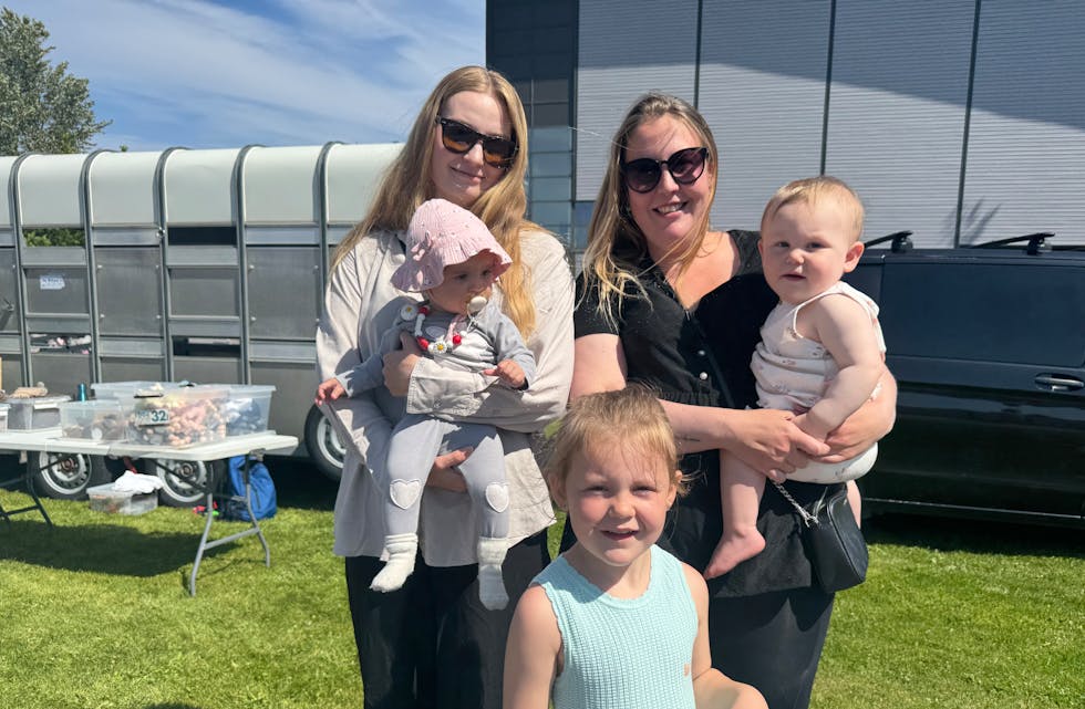 NABOER PÅ BESØK: Aurora (t.v) og Cecilie tok den korte turen fra Haugerud til Furuset for å hygge seg. Arrangementer i nærmiljøet redder helgen, sier Cecilie.