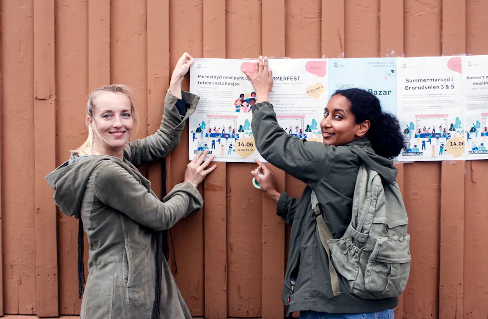 MASSE Å FÅ MED SEG: Oxana Gundersen (t.v.) og Meti Olika henger opp plakater med bare et lite knippe av de aktivitetene som man kan og bør få med seg når Groruduka starter på søndag.
