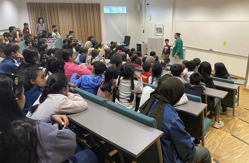 SAMLET: Haugenstua skoles 1. og 2.trinn sammen med Parichehr Taheri fra Deichman Stovner.