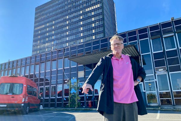 HER SKAL HOVINBYEN LIGGE: For 400 år siden skal Christian IV ha pekt på kartet og sagt «her skal Christiania ligge». I 2025 snakker Egil Husmo om hvor Hovinbyen skal ligge.