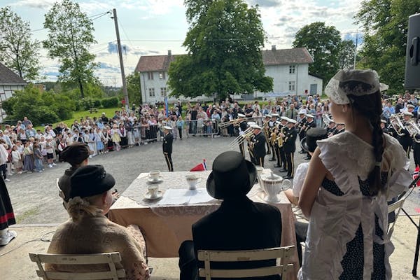 FULLT HUS: Publikum strømmet til scenen foran hovedbygningen, der elevene i gammeldagse klær fremførte gardsspel.