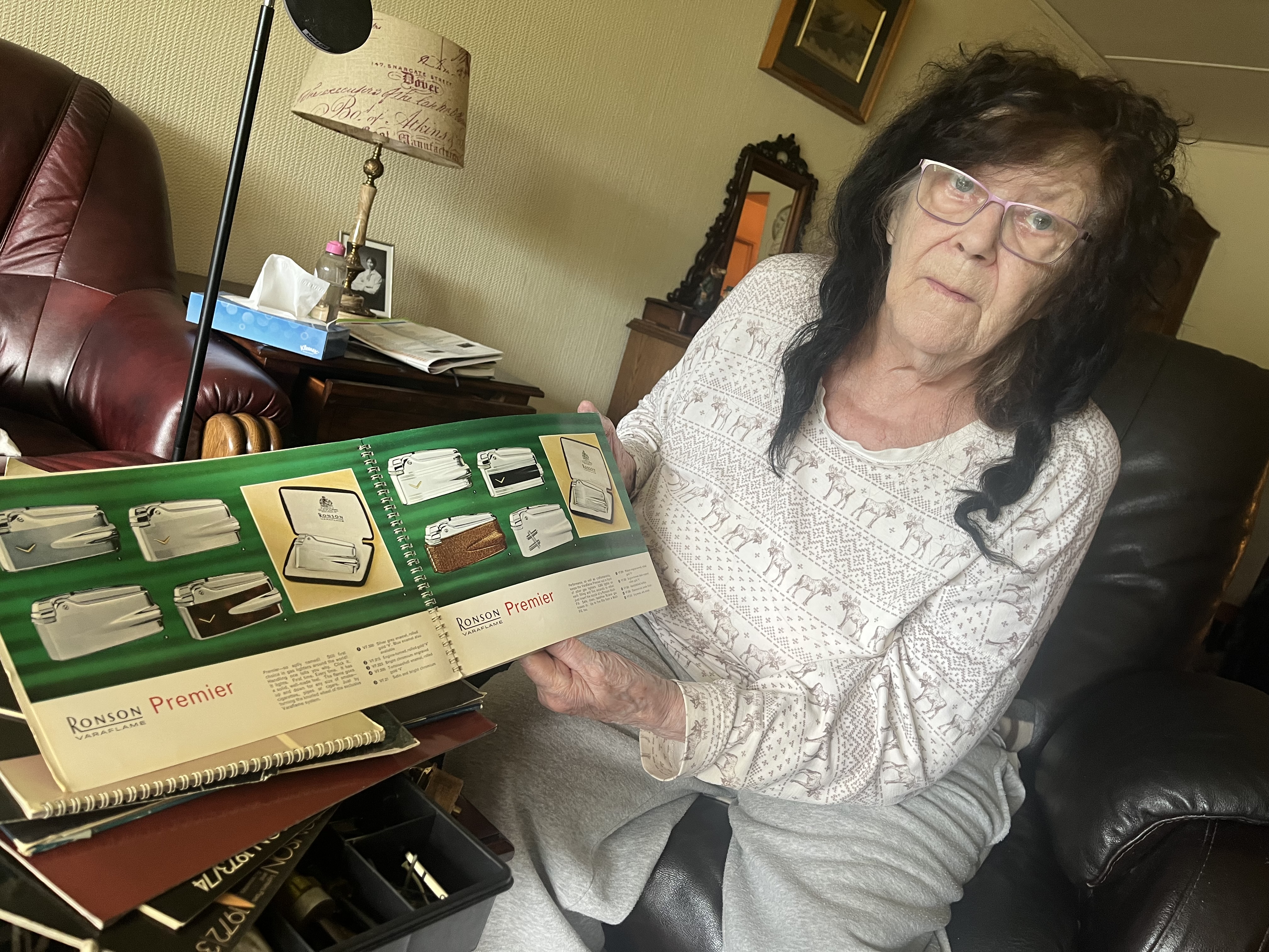 KARIN MARIE LYDER: Den pensjonerte lighter-reparatøren viser fram en katalog med klassiske Ronson-modeller hun har jobbet med i en årrekke.