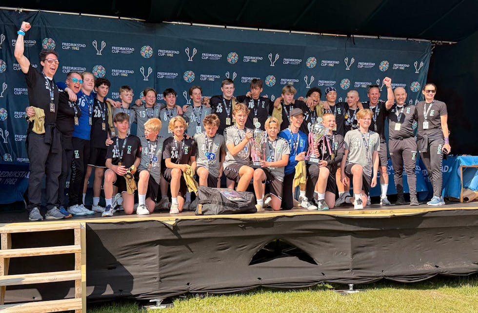 FEIRET SAMMEN:De to lagene til Linje 5 var motstandere i finalen, og feriet sammen på tribunen etter kampen.