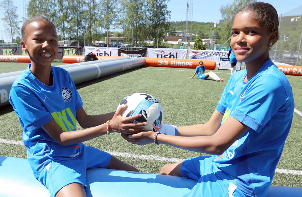 GODT SAMHOLD: Fotball handler også om å finne nye venner og ha det moro sammen. Her har Jemilah (13 t. v.) og Binta (12) funnet tonen.