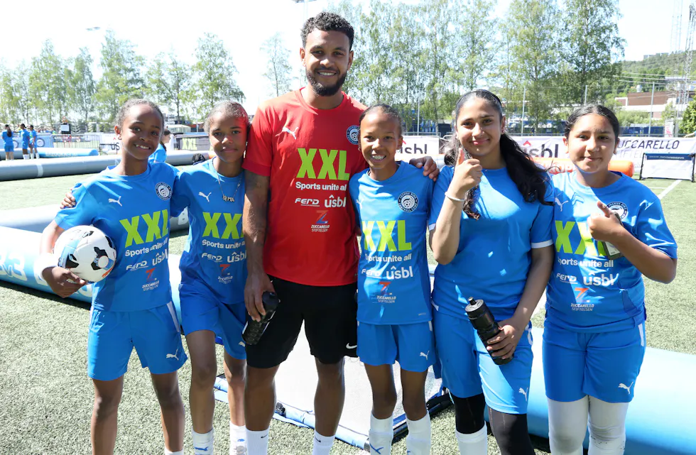 STOR HELT: Det er ekstra stas å bli tatt bilde av sammen med Joshua King