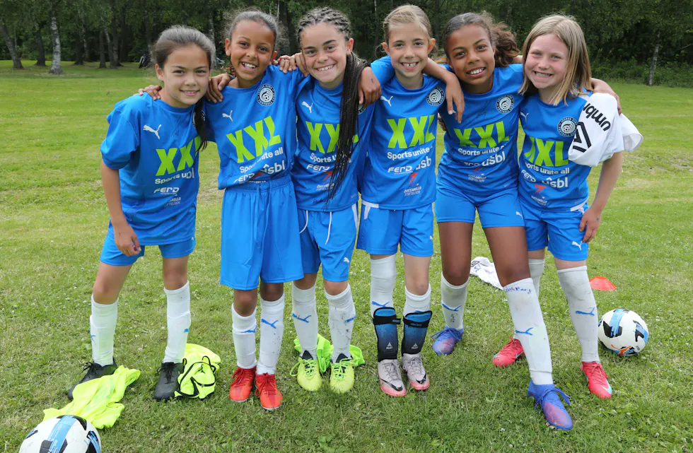 FRA GRORUDDALEN: Naomi (9 f. v.), Leyla (10) og Frida (9) spilller til daglig for Høybråten & Stovner IL. Victoria (10) er Greijente, mens Luna (11) og Mia (9) er Årvollspillere. Men under helgens akademi på Rommensletta spilte de i samme treningsgruppe.