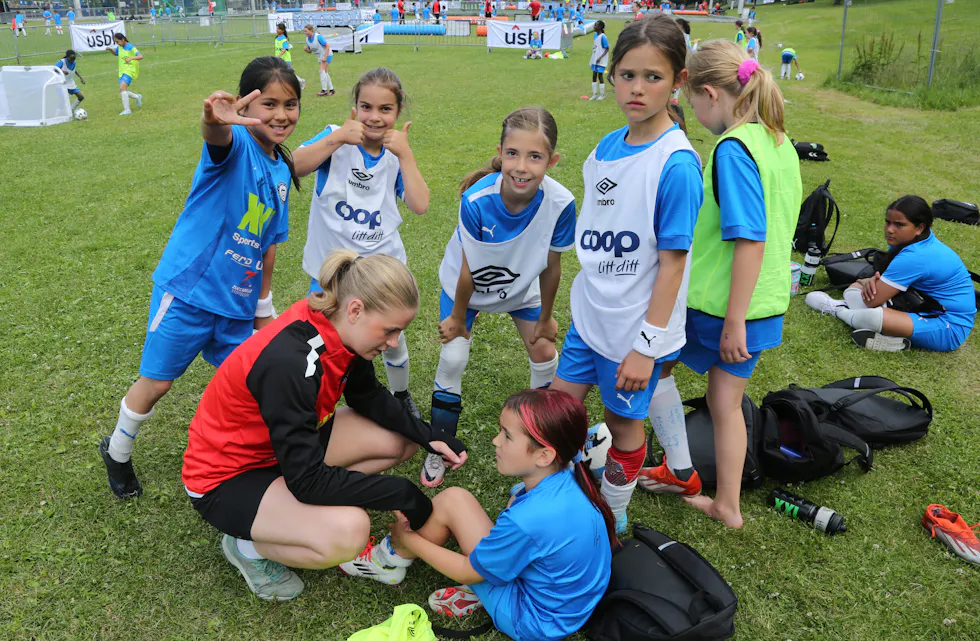 LITT TRØST: Når du er trener må du også inneha kunsten å trøste en skadet spiller - og så går det fort over igjen!