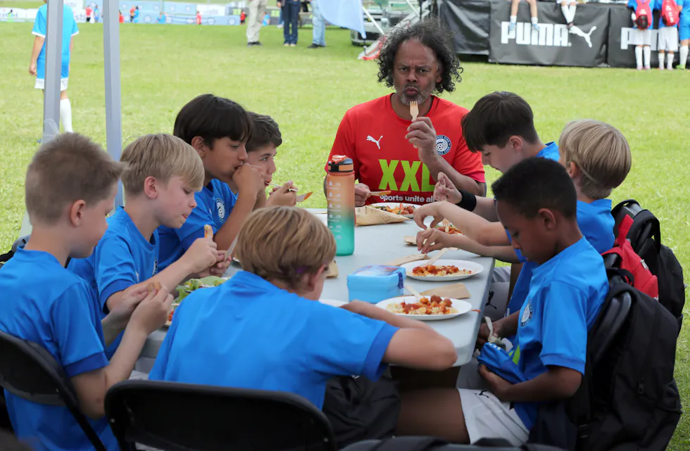 BORDETS KONGE: Tidligere storspiller for blant annet Kongsvinger, Caleb Francis, hadde hedersplassen i lunsjteltet sammen med fotballgruppa han trente.