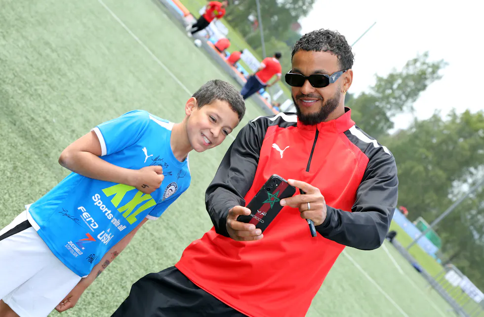 GLAD GUTT: Med en signering på trøya og en selfie med Joshua King, ble Rayan (11) særdeles fornøyd med dagen.