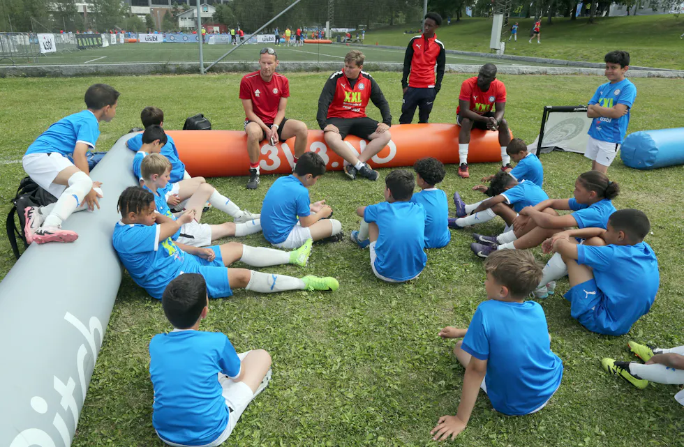 FRA NORD: Rune Lange (solbriller på hodet) spilte for klubber som Tromsdalen, Tromsø, Trabzonspor, Club Brugge og Vålerenga. Han fikk også med seg en landskamp. Han var en av de meritterte trenerne under sist helgs fotballakademi på Rommensletta.