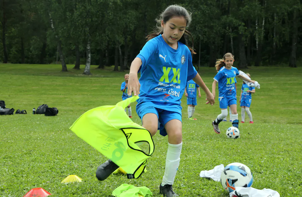 FOTBALLSTAFETT: Fotball kan trenes også gjennom en mer leken aktivitet. Her er Naomi (9) i fullt driv under en uhøytidelig fotballstafett