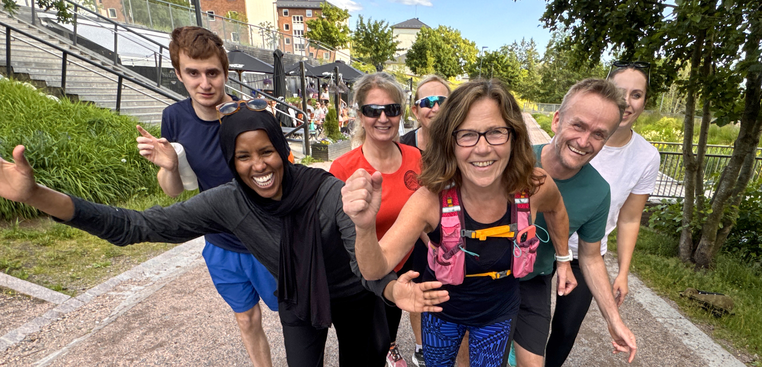 Løpegruppa til Monica Hoel avsluttet med en økt i Bjerkedalen park før middag og sosialt samvær på Paviljongen. Bak Monica ser vi fra venstre: Kevin Lillebekk, Ifrah Ibrahim Mohamed, Nina Fraurud, Marit Lyslo, Tony Lillebekk og Hanne Teigland. Undertegnede Øystein Kielland bak kameraet fikk også kjørt seg i parken. Ikke alle medlemmer av løpegruppa kunne være til stede denne dagen.
