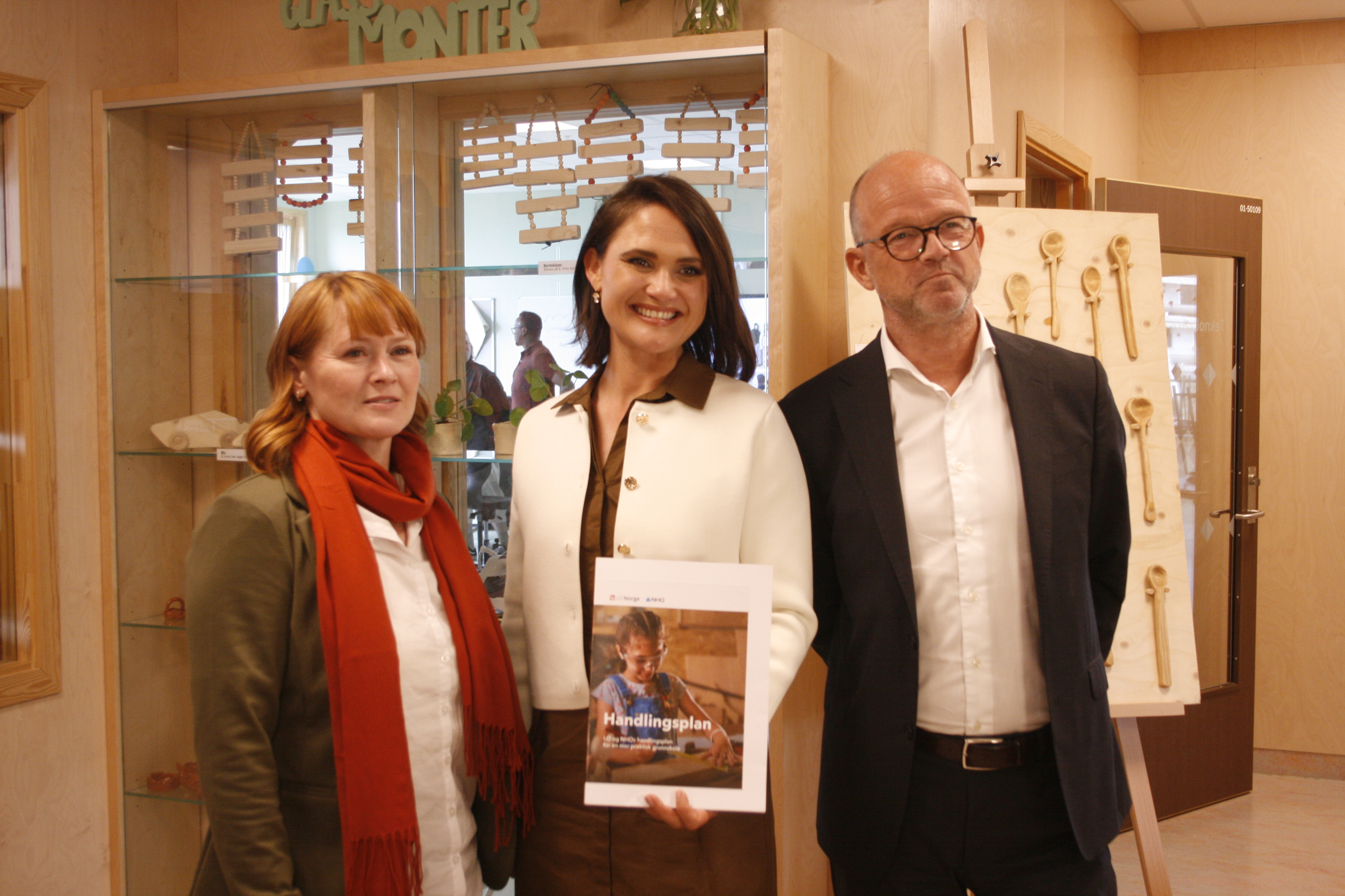 PRAKTISK FAG I FOKUS: LO, NHO og regjeringen er faktisk helt enige med hverandre. Nøkkelen er mer praktiske fag, og Vestli skole er et strålende eksempel til etterfølgelse. Her med LOs Kine Asper Vistnes (f.v.), kunnskapsminister Kari Nessa Nordtun (Ap) og NHOs Ole Erik Almlid.