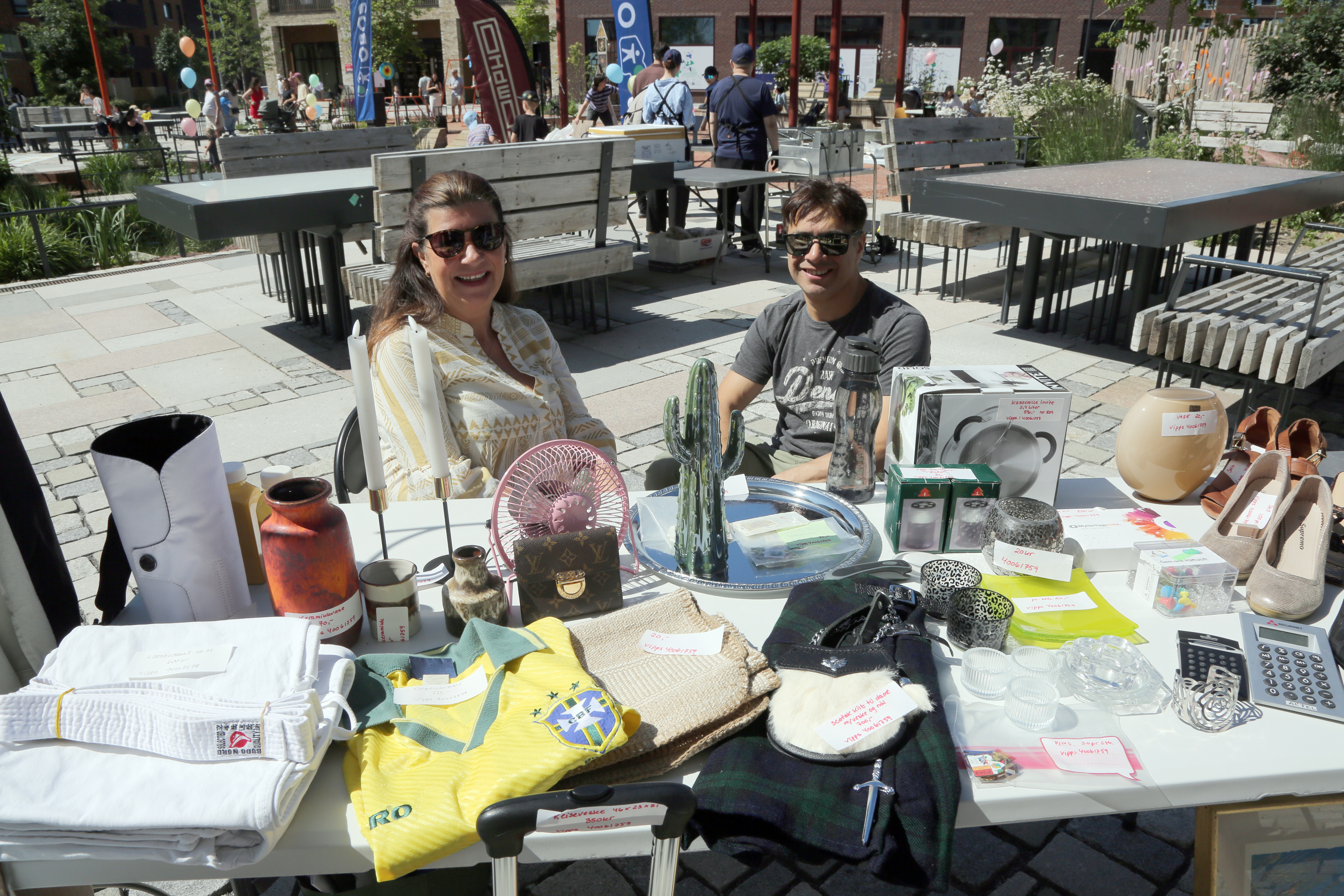 KORTREIST SALG: Utenfor egen stuedør kunne Wenche Risholm og Michel Burrows selge unna mangt og meget de hadde ryddet ut av skuffer og skap.